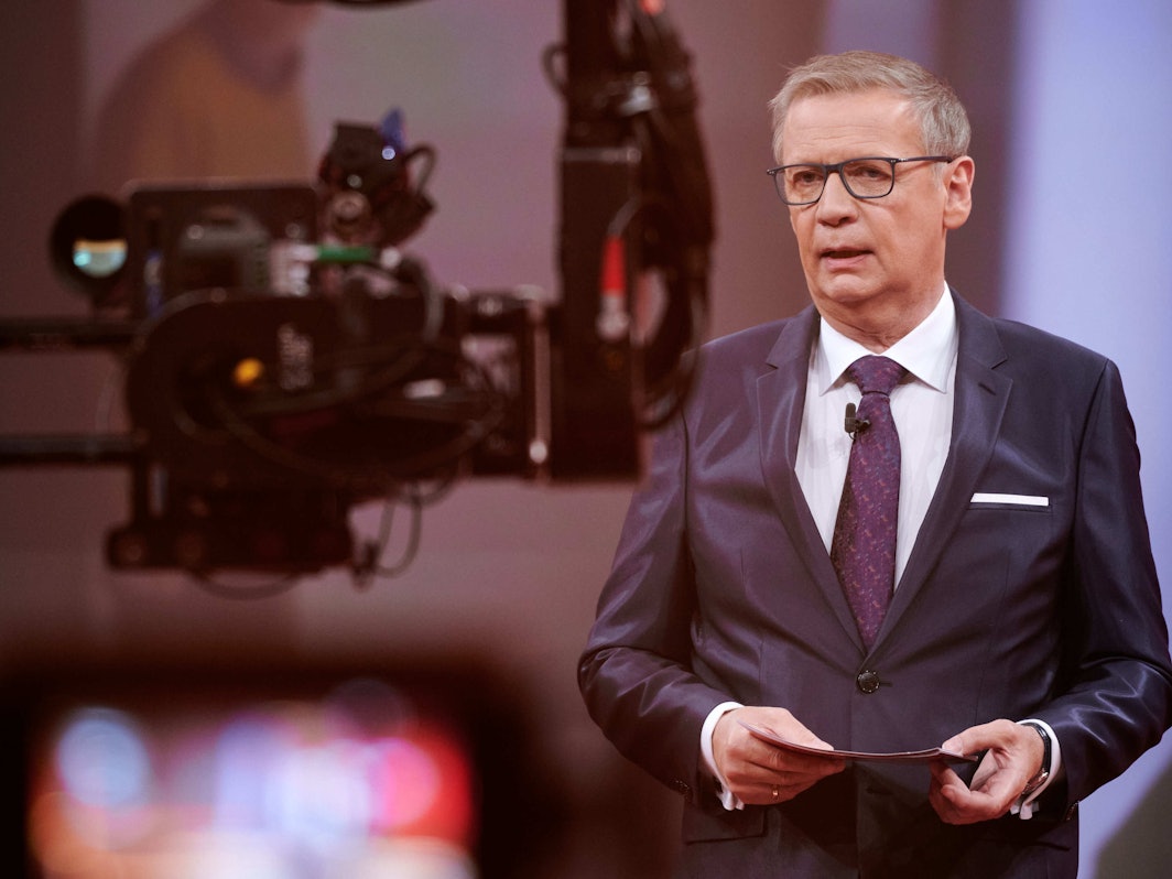 Der Moderator Günther Jauch steht beim RTL Jahresrückblick "Menschen, Bilder, Emotionen" 2020" im Studio. (zu dpa: "Günther Jauch: Ich lasse mich impfen - egal mit welchem Impfstoff") +++ dpa-Bildfunk +++