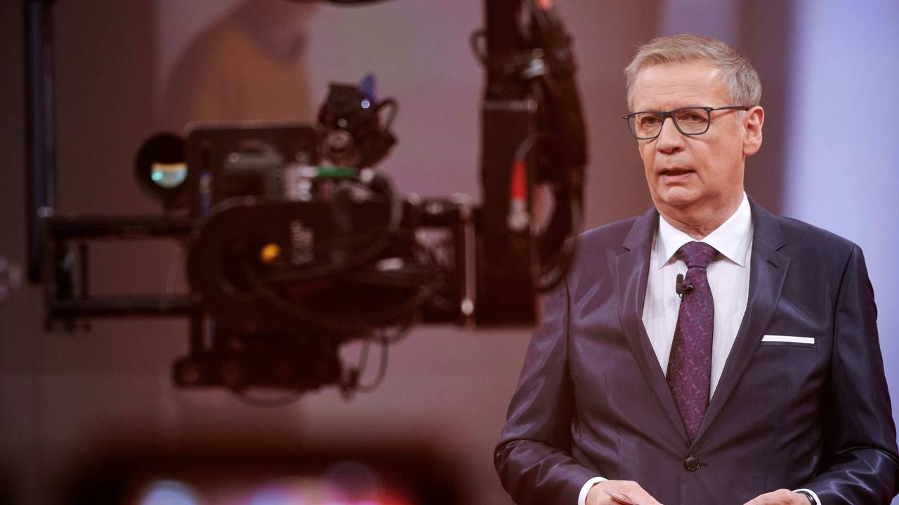 Der Moderator Günther Jauch steht beim RTL Jahresrückblick "Menschen, Bilder, Emotionen" 2020" im Studio. (zu dpa: "Günther Jauch: Ich lasse mich impfen - egal mit welchem Impfstoff") +++ dpa-Bildfunk +++