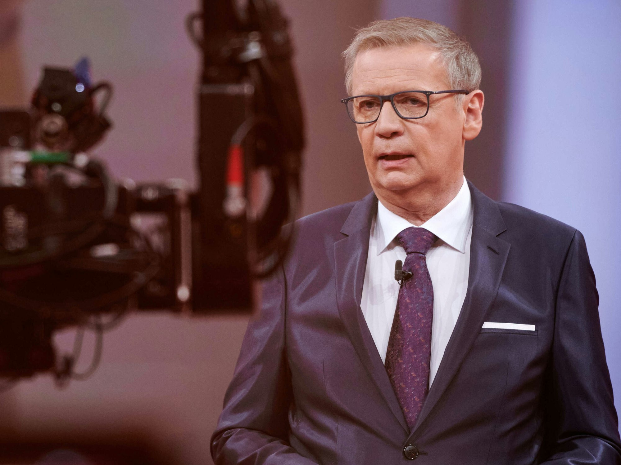 Der Moderator Günther Jauch steht beim RTL Jahresrückblick "Menschen, Bilder, Emotionen" 2020" im Studio. (zu dpa: "Günther Jauch: Ich lasse mich impfen - egal mit welchem Impfstoff") +++ dpa-Bildfunk +++