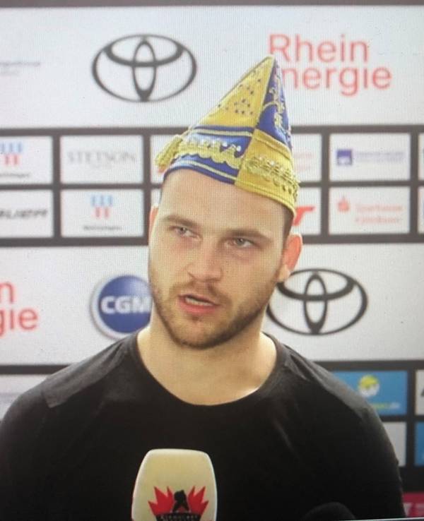 Sebastian Uvira beim Interview nach dem Sieg der Kölner Haie gegen Krefeld.