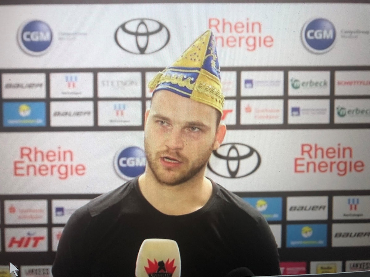 Sebastian Uvira beim Interview nach dem Sieg der Kölner Haie gegen Krefeld.