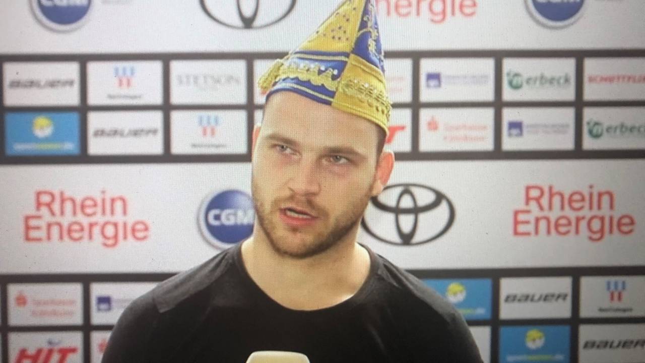 Sebastian Uvira beim Interview nach dem Sieg der Kölner Haie gegen Krefeld.