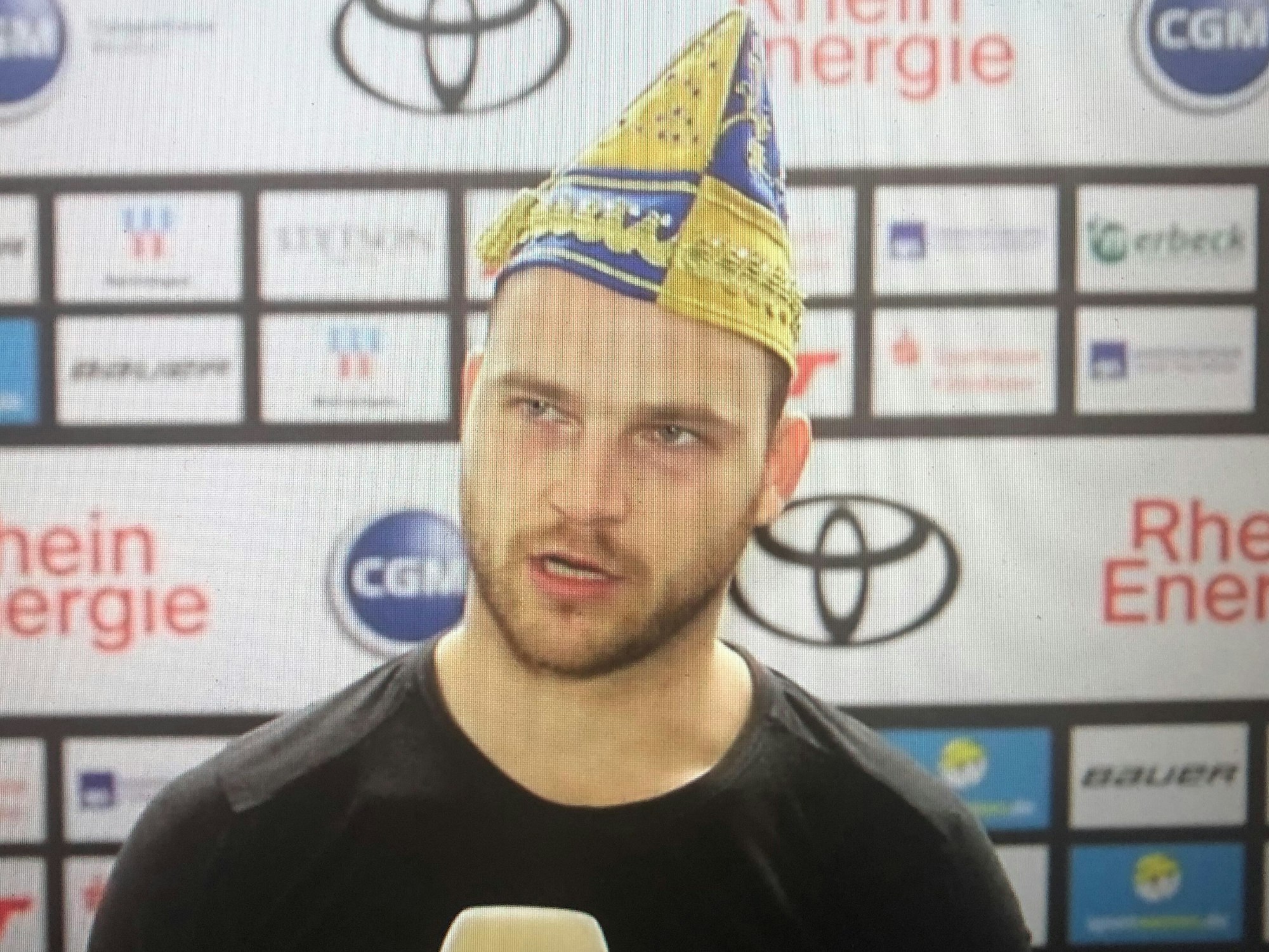 Sebastian Uvira beim Interview nach dem Sieg der Kölner Haie gegen Krefeld.