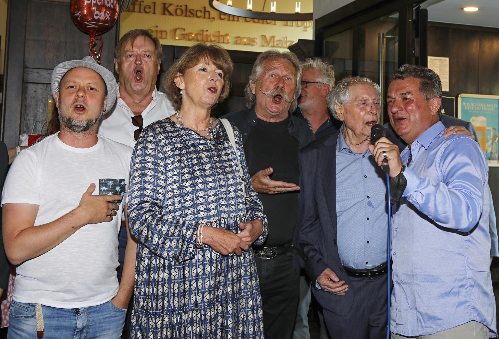 Kai Engel, Gisbert Baltes, Henriette Reker, Ludwig Sebus und Linus singen im Chor.