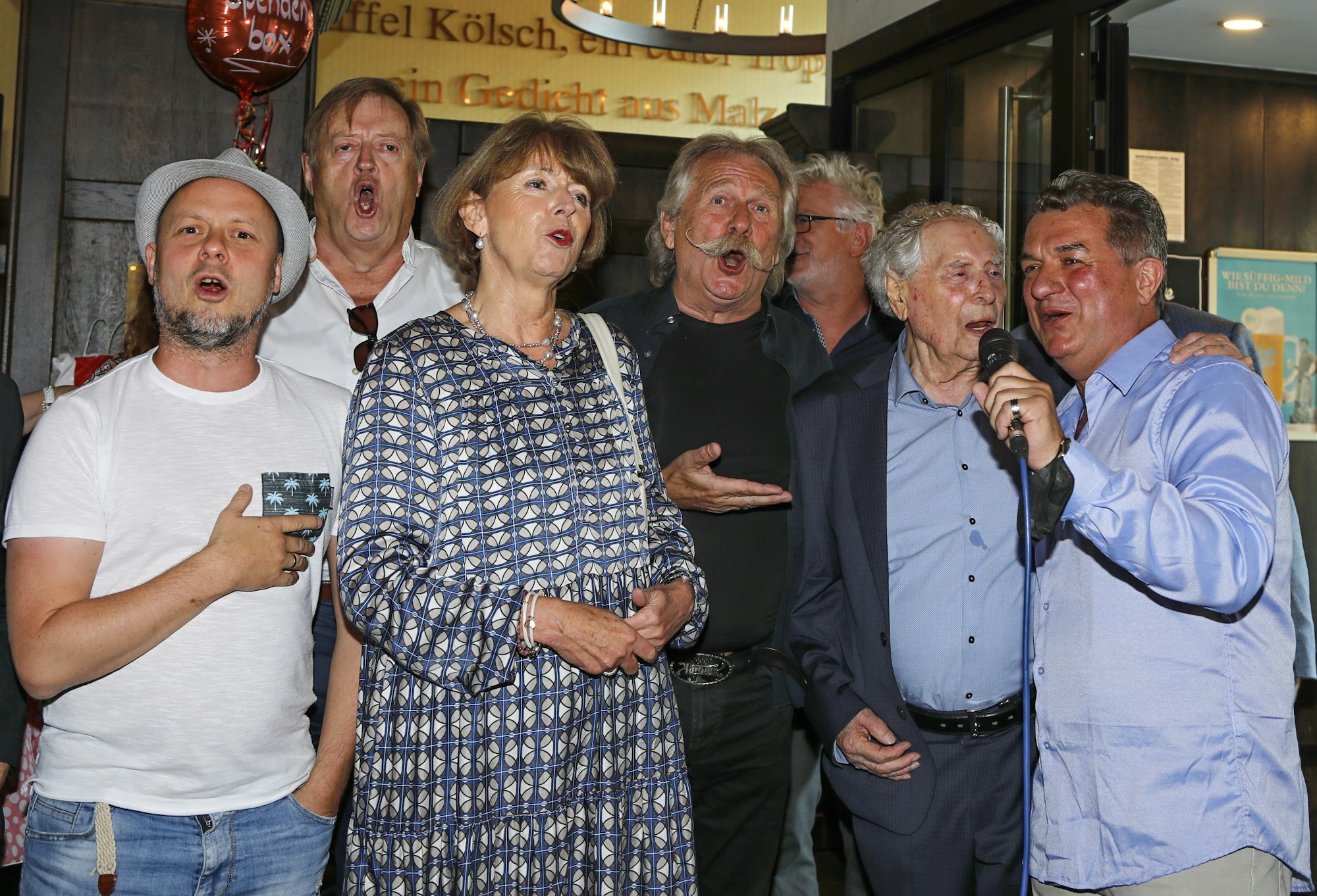Kai Engel, Gisbert Baltes, Henriette Reker, Ludwig Sebus und Linus singen im Chor.