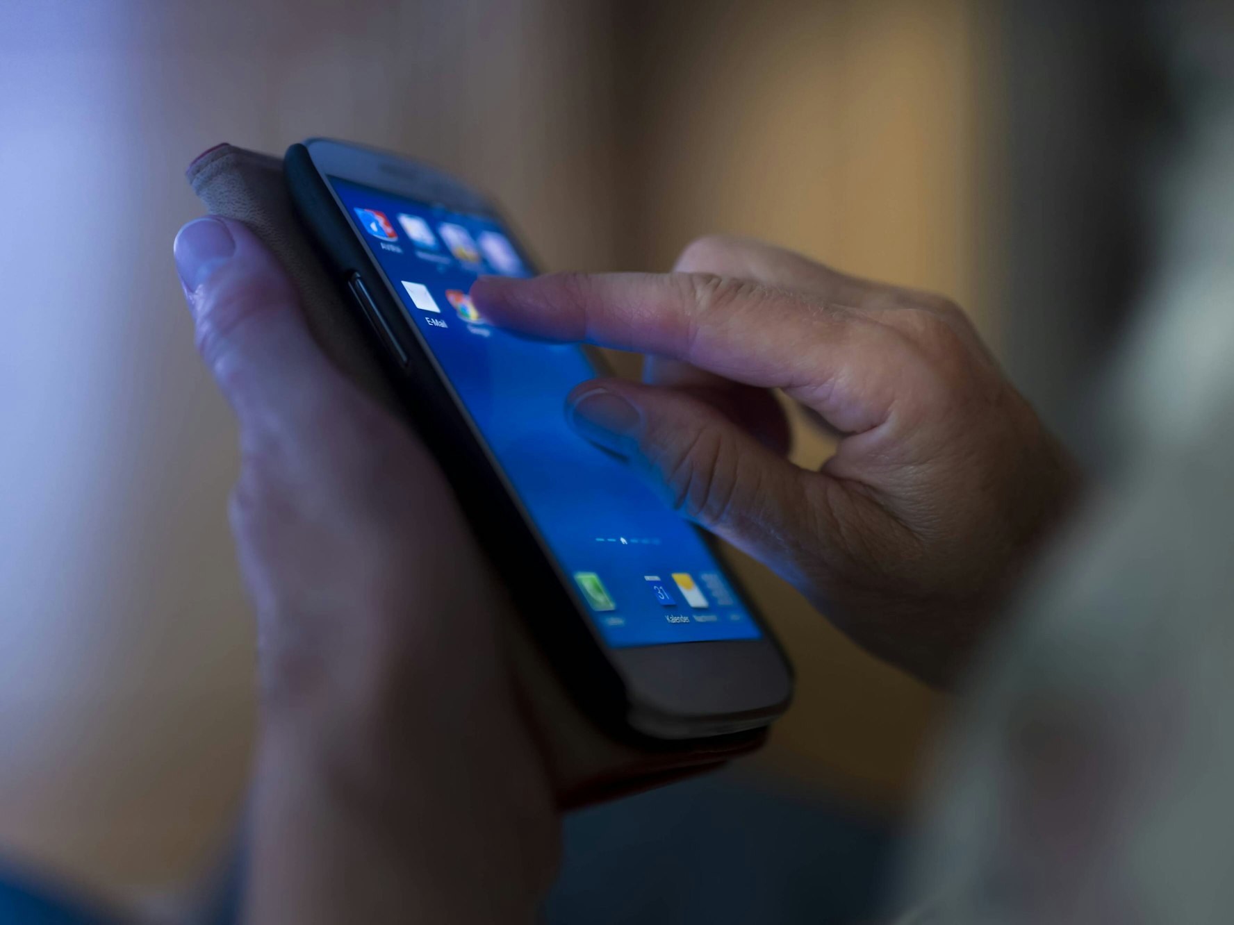 Die Rentnerin konnte sich die Anrufe auf ihr Handy (hier ein Symbolfoto) nicht erklären und schaltete die Polizei ein.