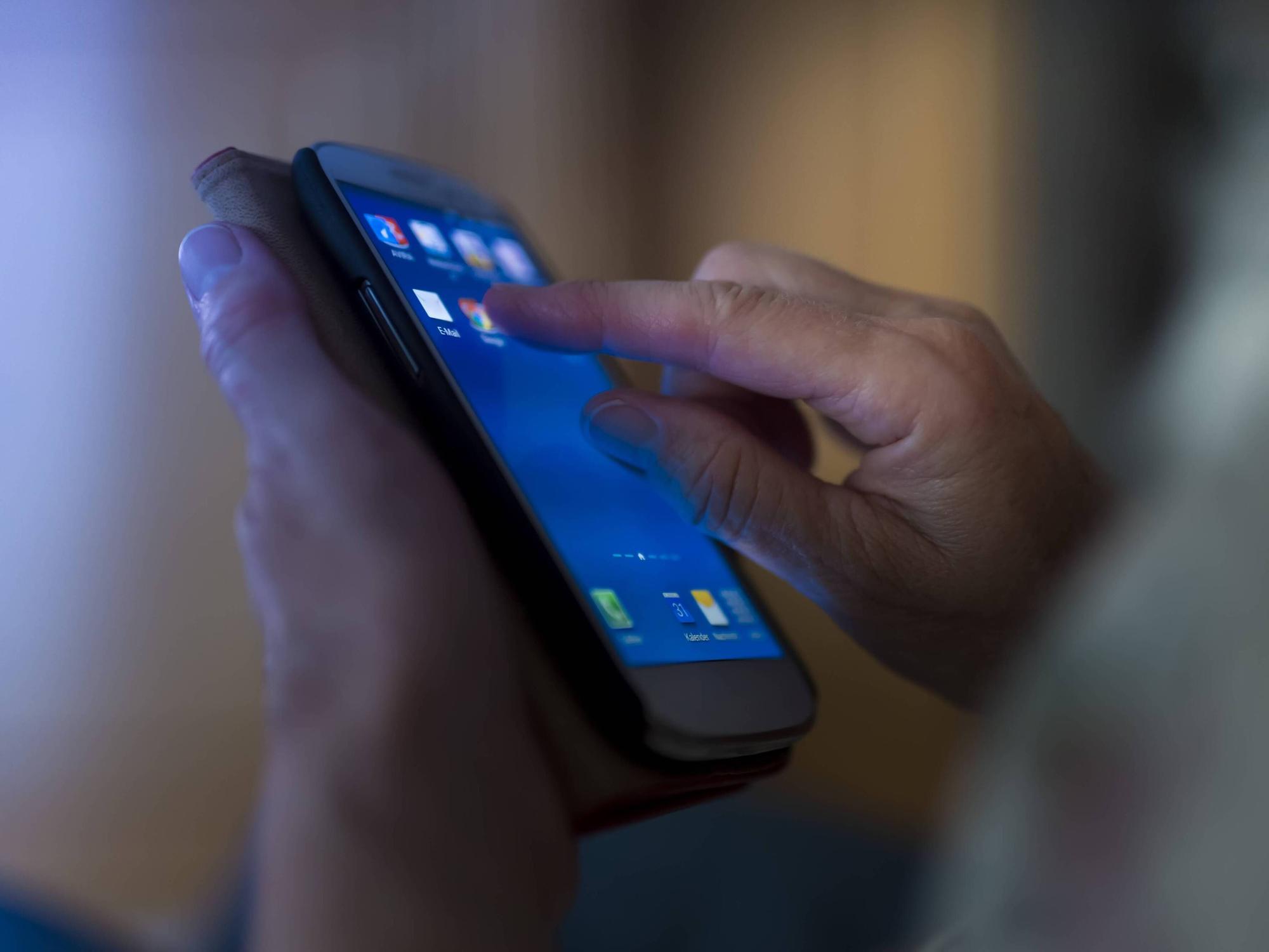 Die Rentnerin konnte sich die Anrufe auf ihr Handy (hier ein Symbolfoto) nicht erklären und schaltete die Polizei ein.