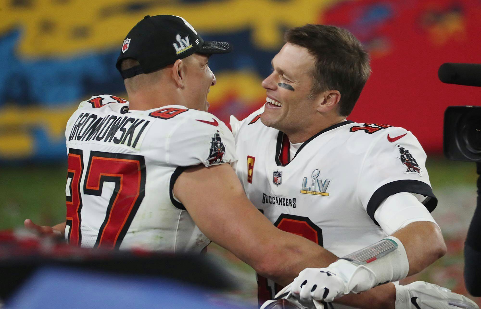 Rob Gronkowski und Tom Brady umarmen sich glücklich.