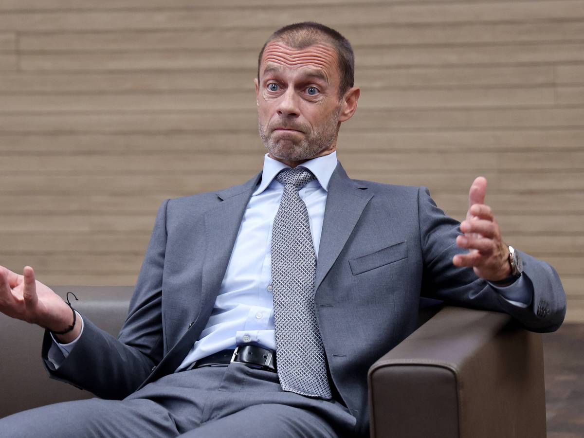 UEFA-Präsident Aleksander Ceferin sitzt auf einem Sessel und reißt die Augen auf.