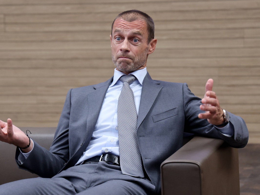 UEFA-Präsident Aleksander Ceferin sitzt auf einem Sessel und reißt die Augen auf.