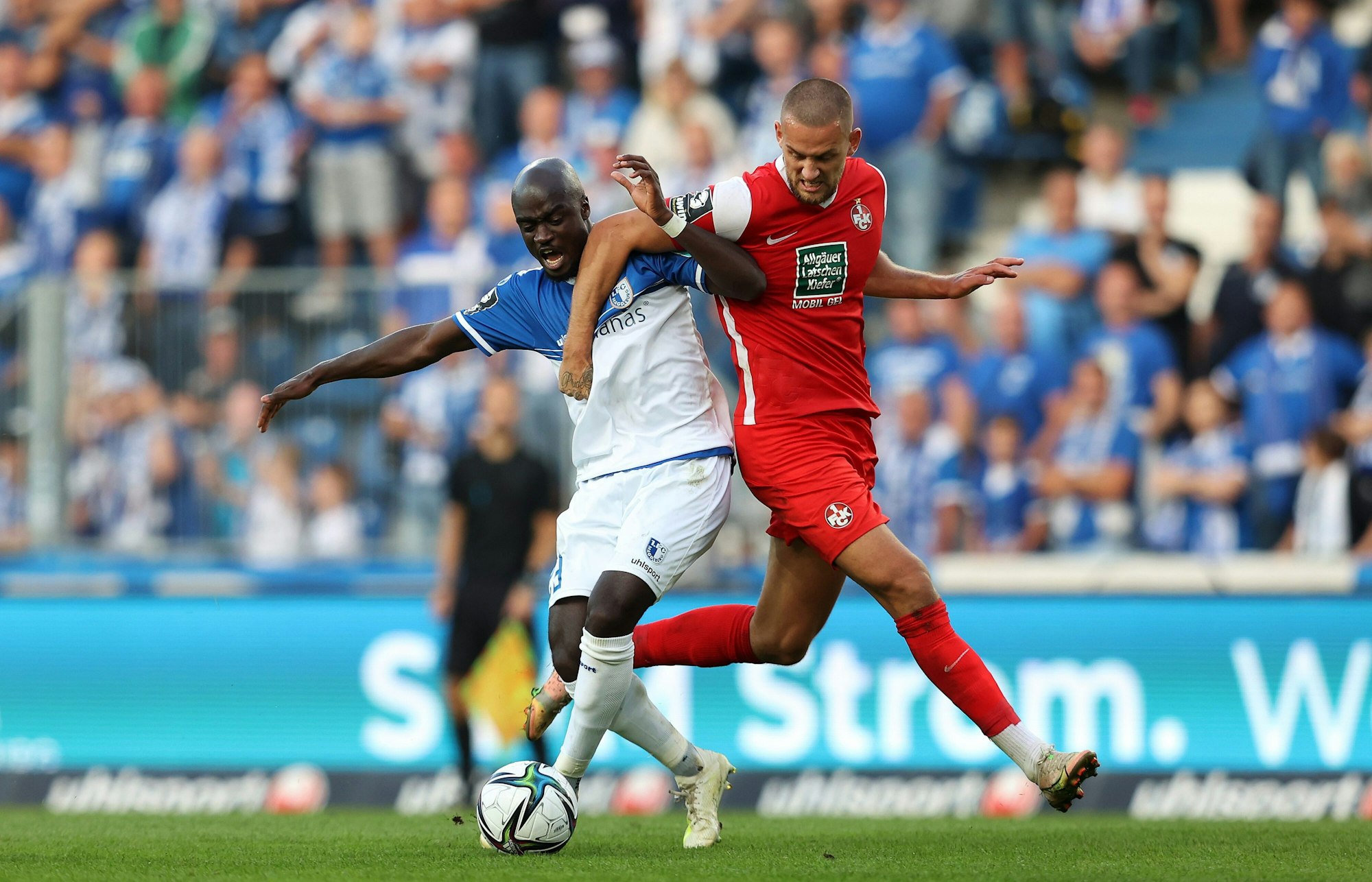 3. Liga: Amara Conde (Magdeburg) in Aktion gegen Kaiserslauterns Rene Klingenburg