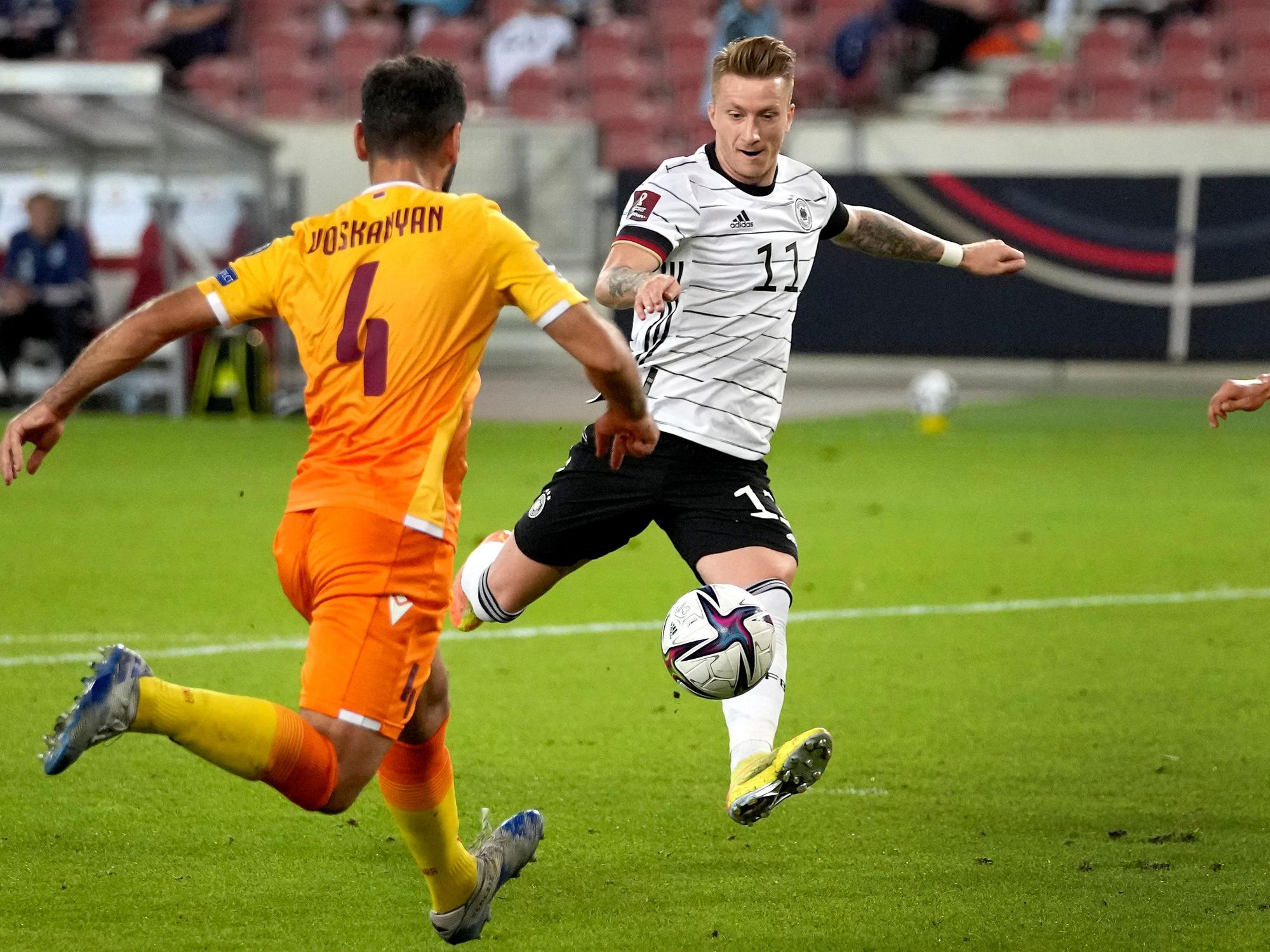 Marco Reus zieht beim Länderspiel gegen Armenien ab und trifft.