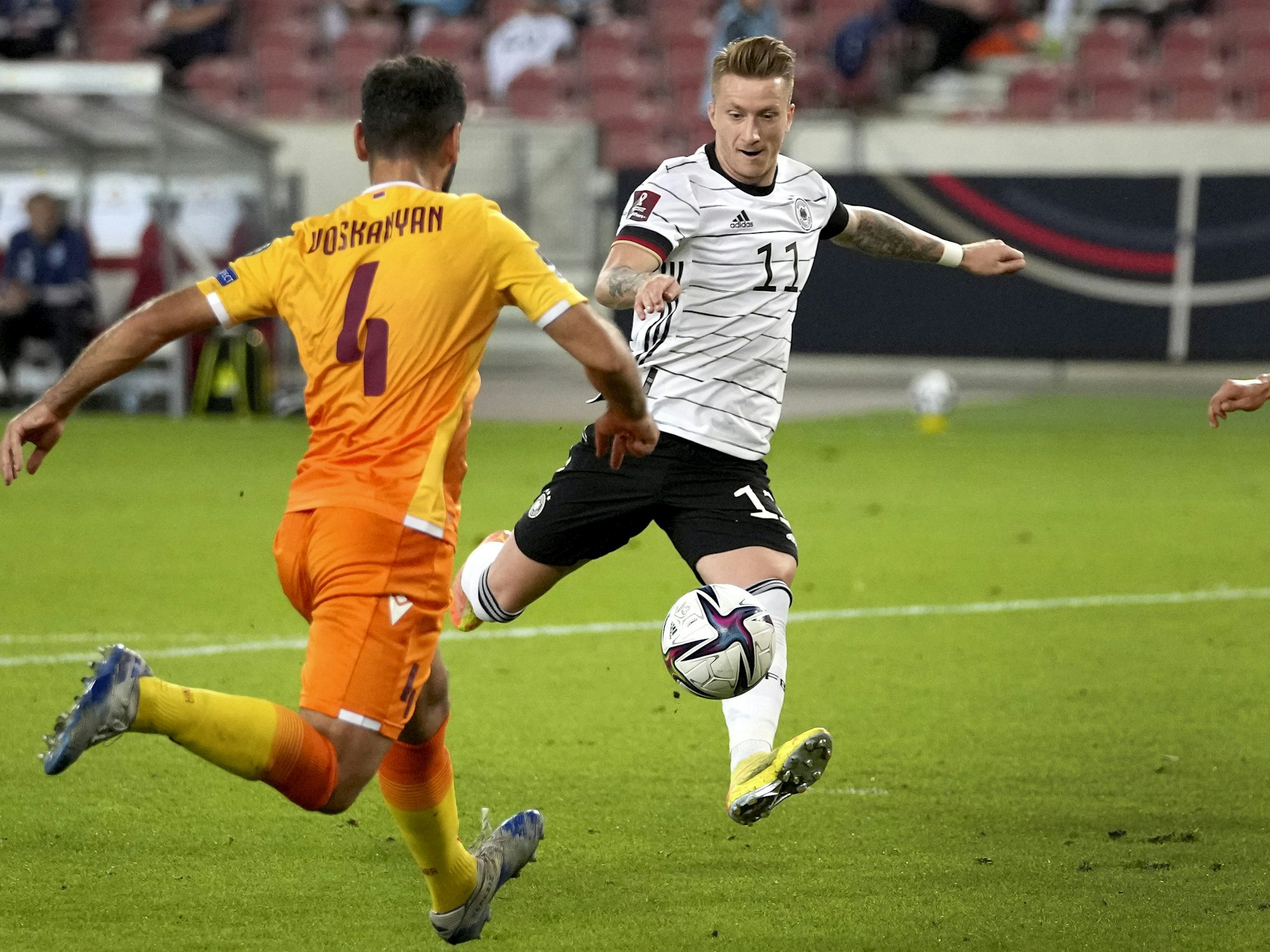 Marco Reus zieht beim Länderspiel gegen Armenien ab und trifft.