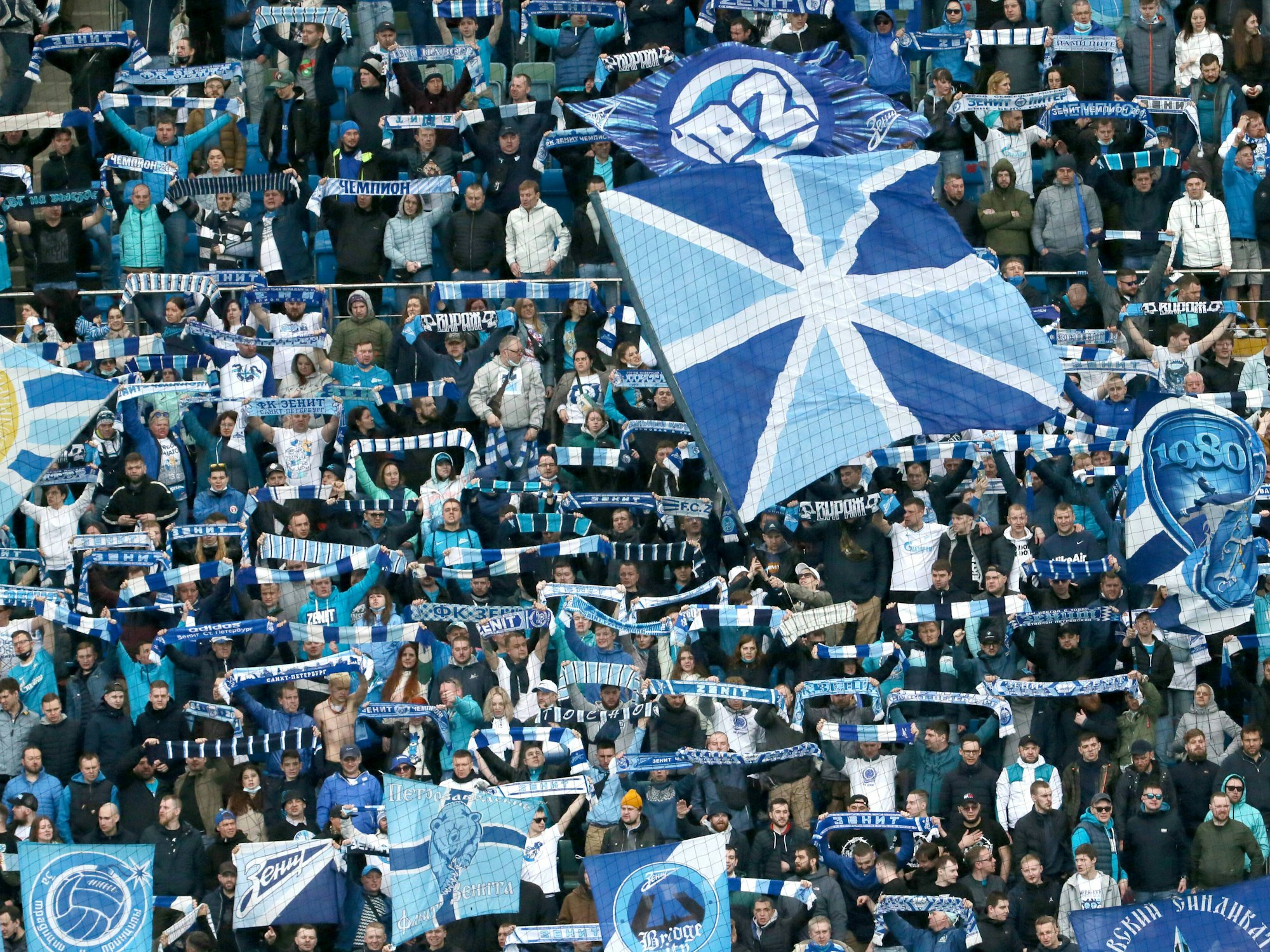 Zenit-Fans zeigen ihre Schals im Stadion.
