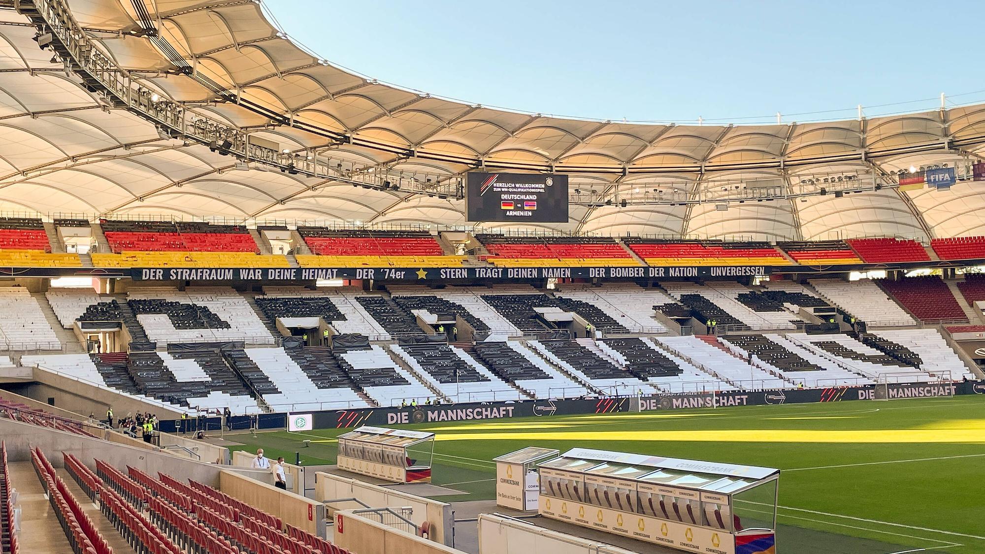 In einer Stadionkurve in Stuttgart ist der Schriftzug Gerd 13 zu lesen.