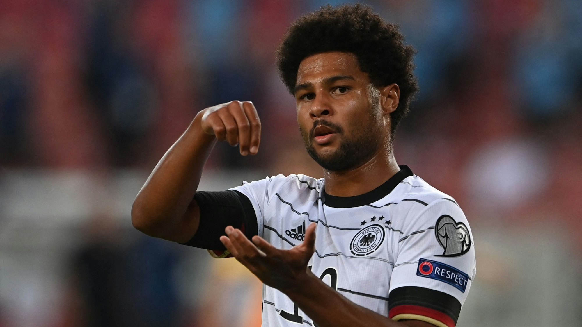 Serge Gnabry feiert sein Tor beim Länderspiel gegen Armenien.