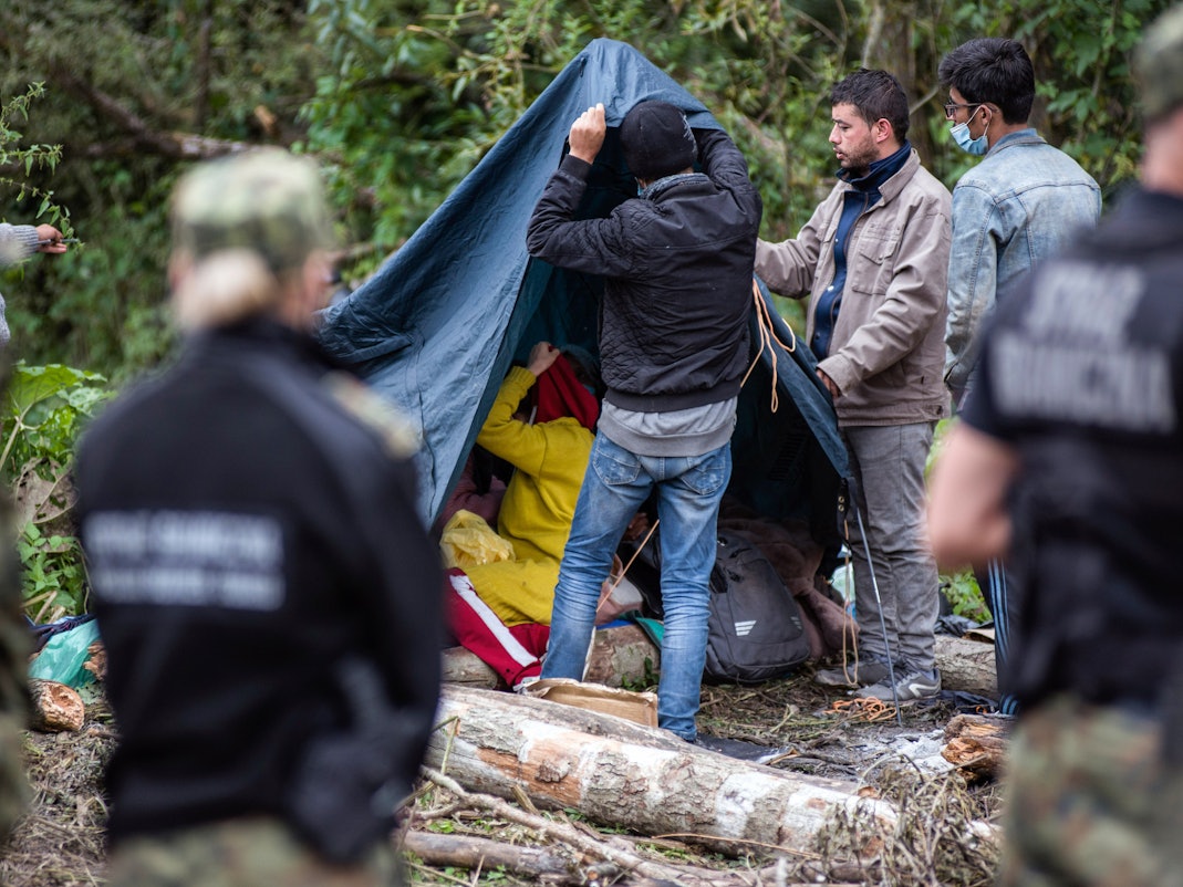 Das Foto zeigt Flüchtlinge aus Afghanistan im August 2021 in einem behelfsmäßigen Lager an der Grenze zwischen Polen und Belarus.