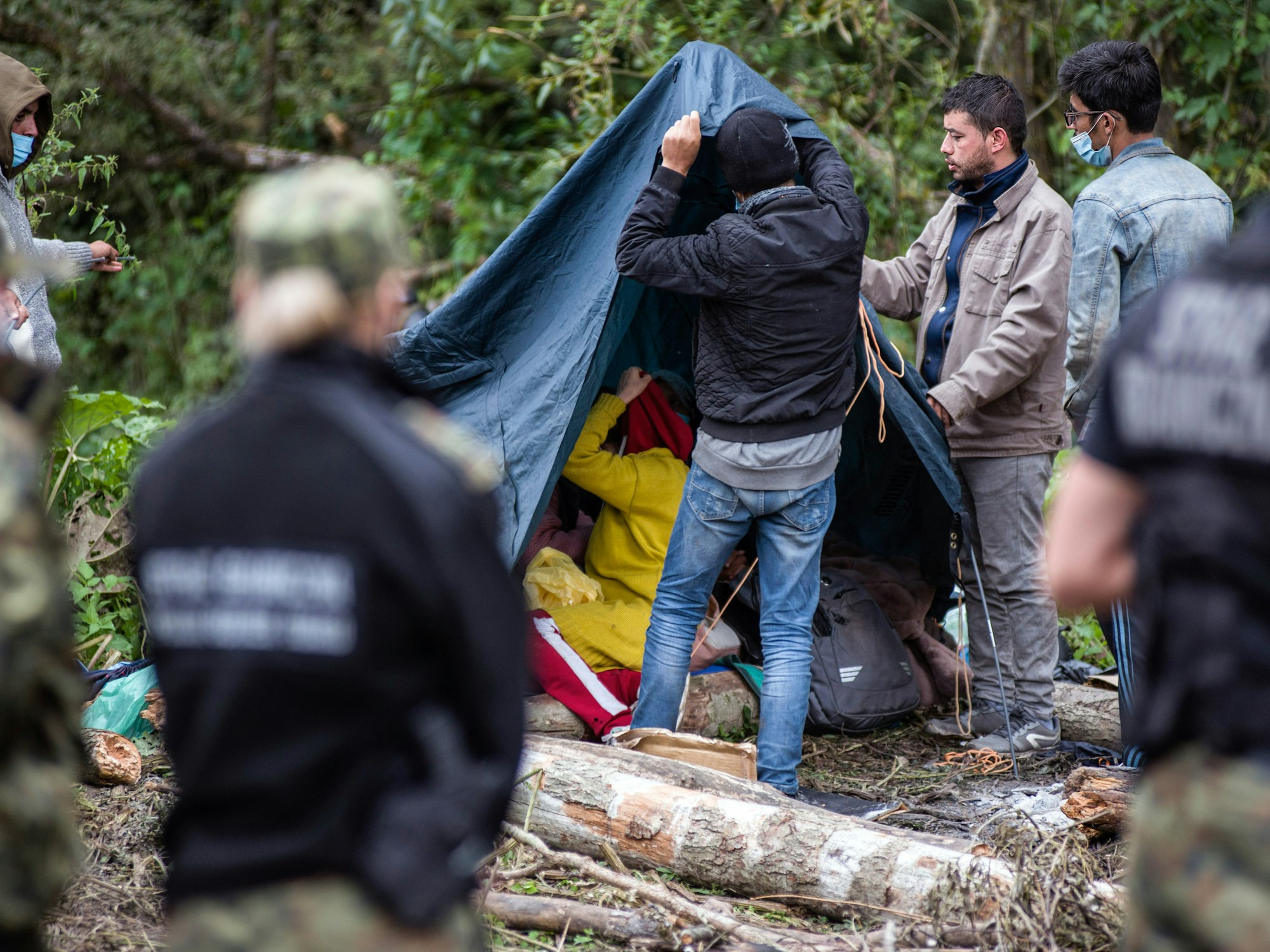 Das Foto zeigt Flüchtlinge aus Afghanistan im August 2021 in einem behelfsmäßigen Lager an der Grenze zwischen Polen und Belarus.
