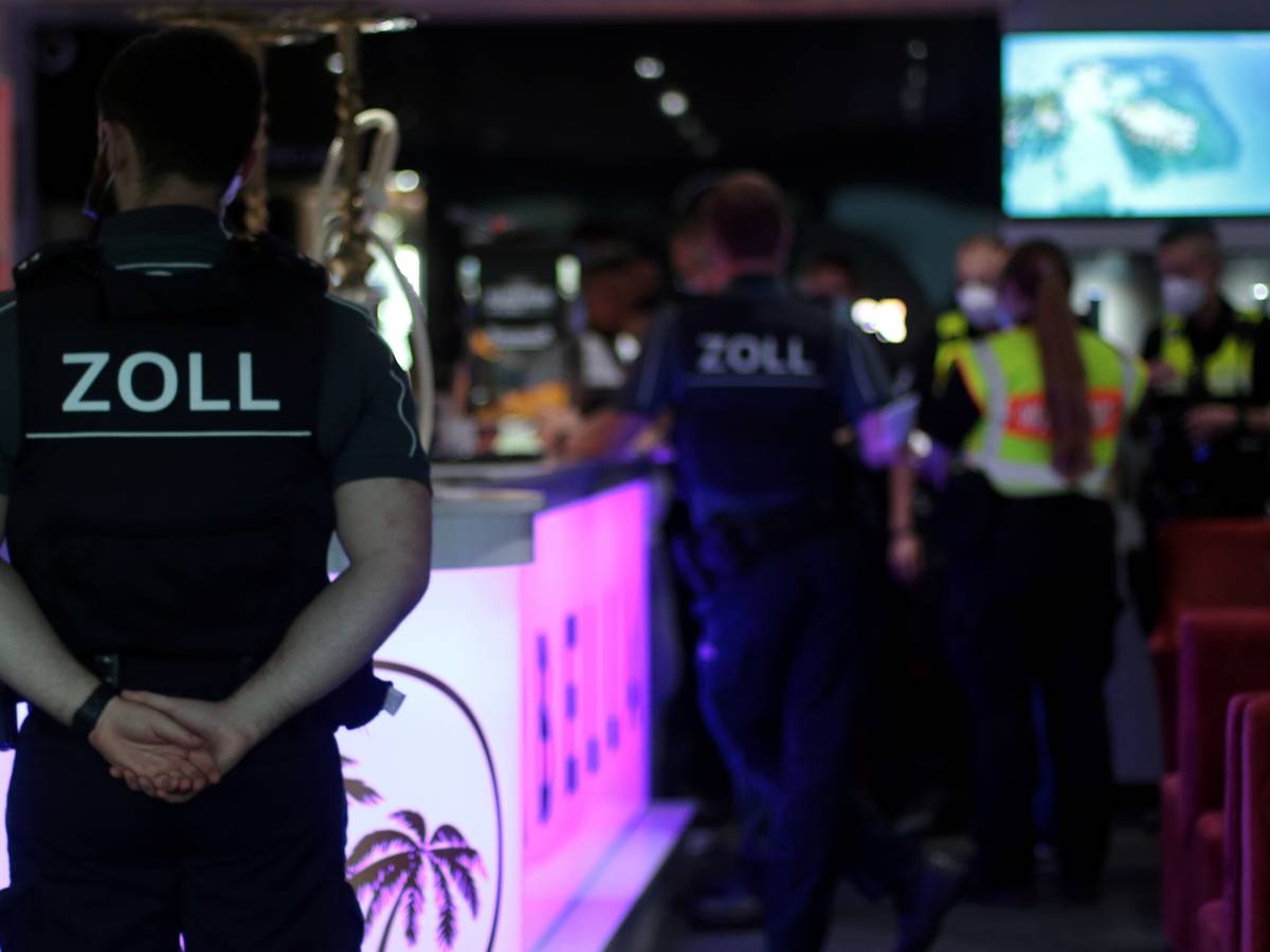 Mitarbeiter des Zoll kontrollieren eine Bar in Köln.