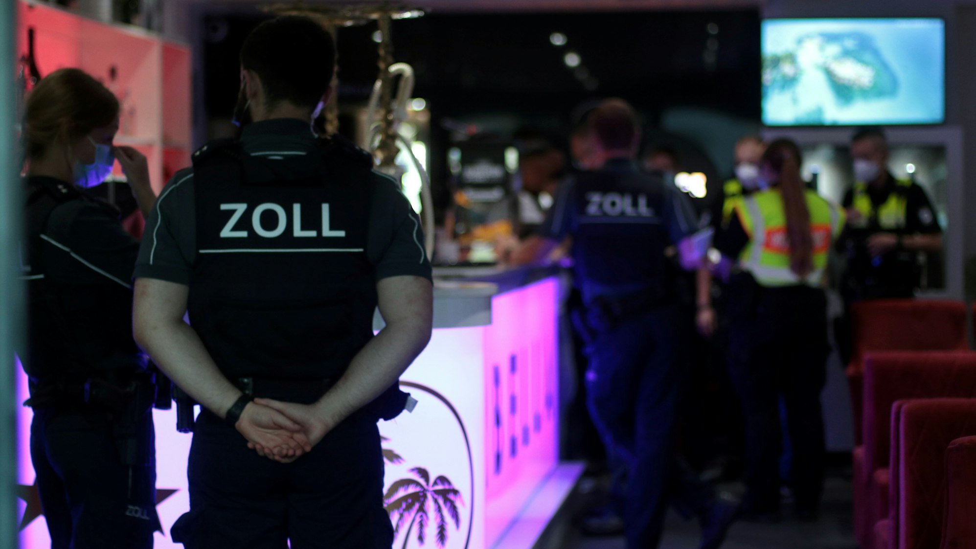 Mitarbeiter des Zoll kontrollieren eine Bar in Köln.