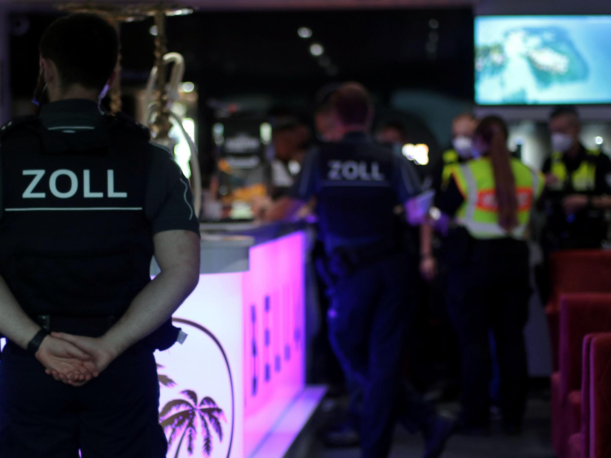 Mitarbeiter des Zoll kontrollieren eine Bar in Köln.