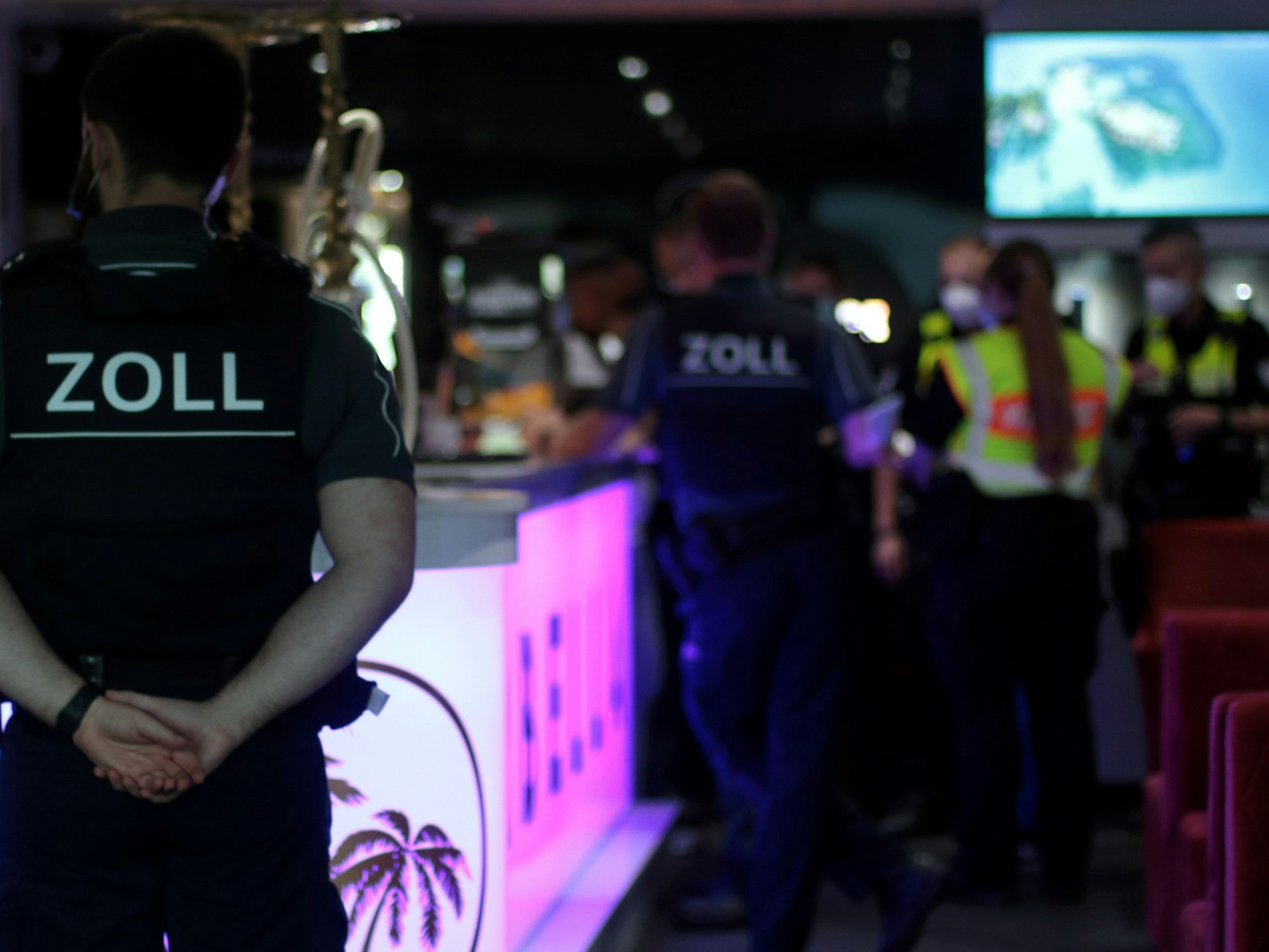 Mitarbeiter des Zoll kontrollieren eine Bar in Köln.