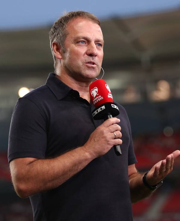 Hansi Flick, Trainer der deutschen Nationalmannschaft, gibt vor Beginn der Partie ein Interview.
