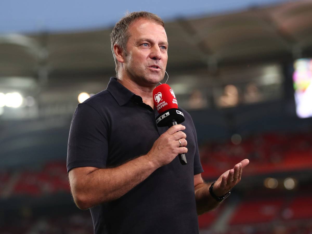 Hansi Flick, Trainer der deutschen Nationalmannschaft, gibt vor Beginn der Partie ein Interview.