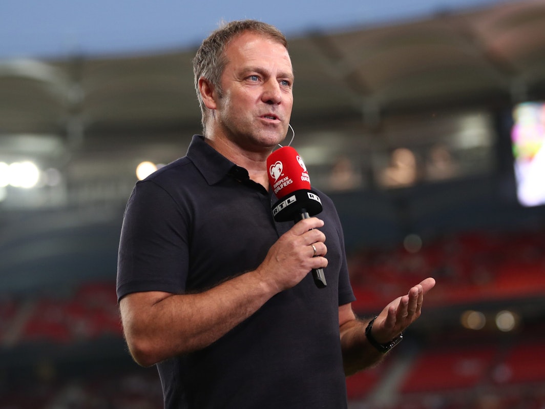 Hansi Flick, Trainer der deutschen Nationalmannschaft, gibt vor Beginn der Partie ein Interview.