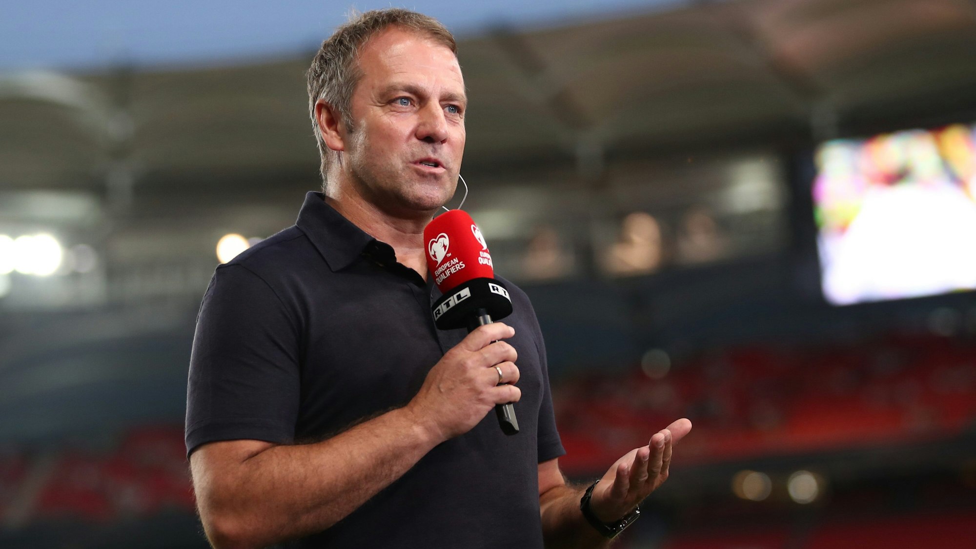 Hansi Flick, Trainer der deutschen Nationalmannschaft, gibt vor Beginn der Partie ein Interview.