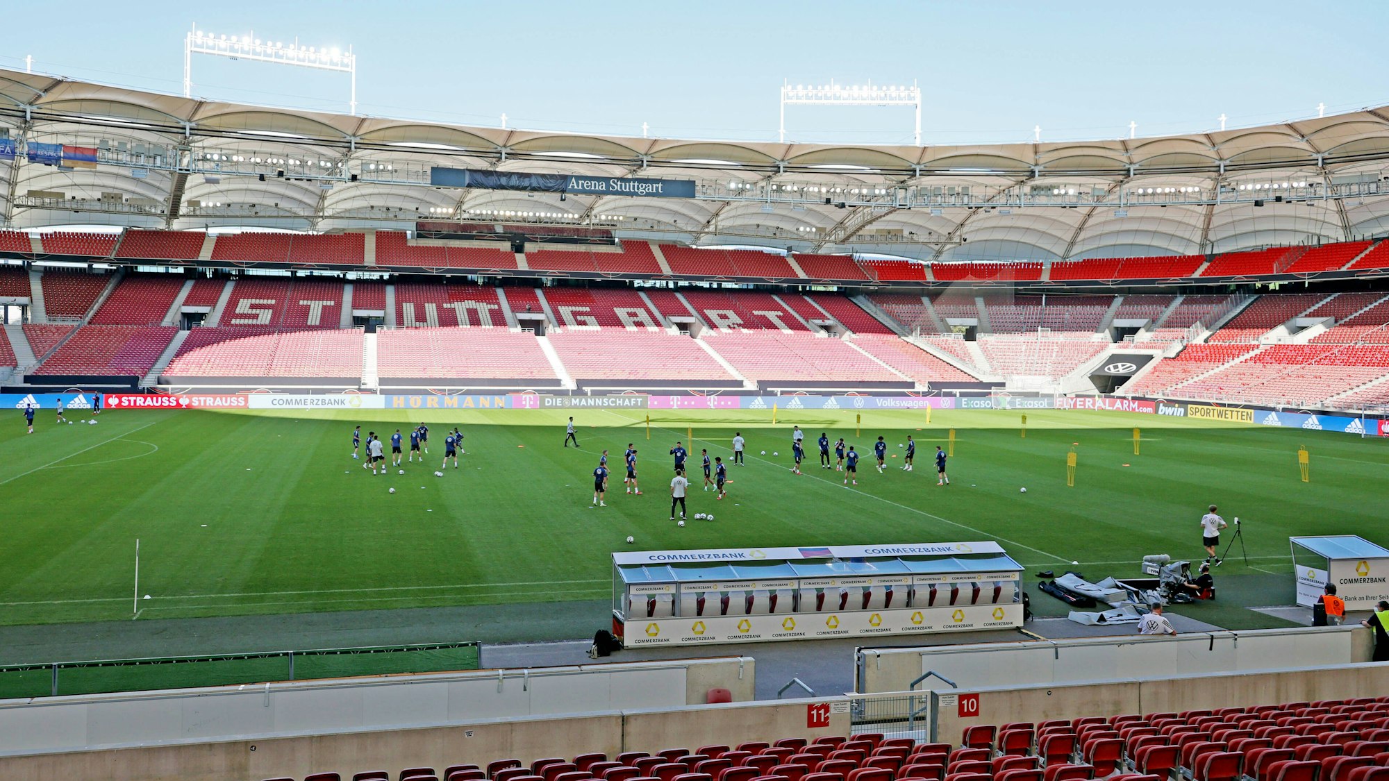 Die Nationalspieler beim Abschlusstraining im Stuttgarter Stadion.