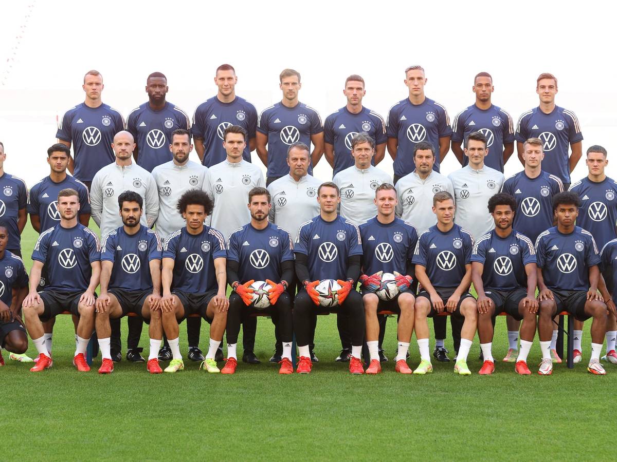 Nationalspieler und Trainerstab beim Gruppenfoto in Stuttgart.