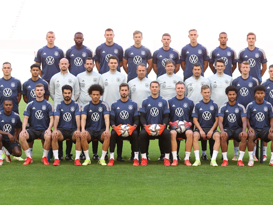 Nationalspieler und Trainerstab beim Gruppenfoto in Stuttgart.