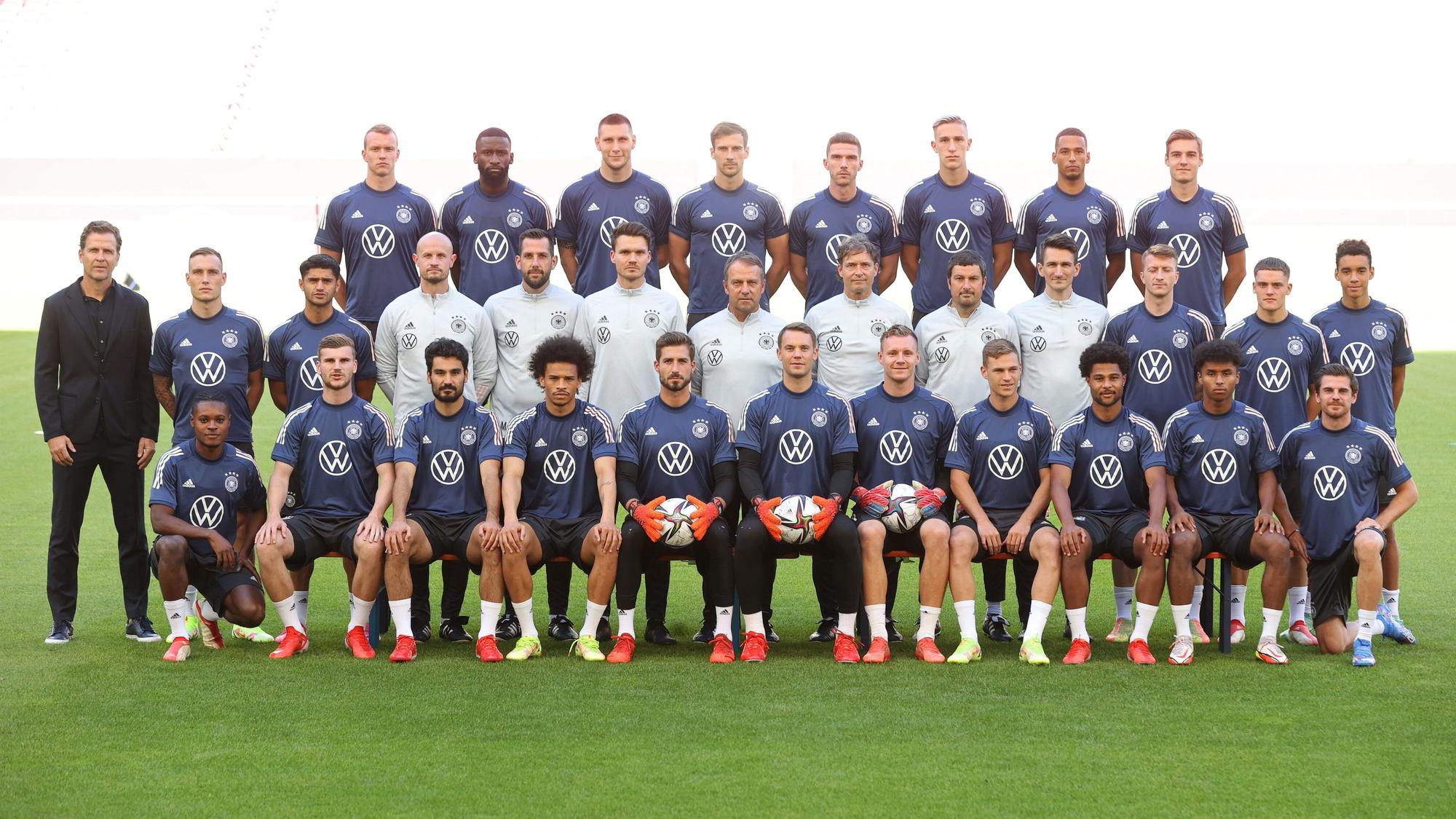 Nationalspieler und Trainerstab beim Gruppenfoto in Stuttgart.