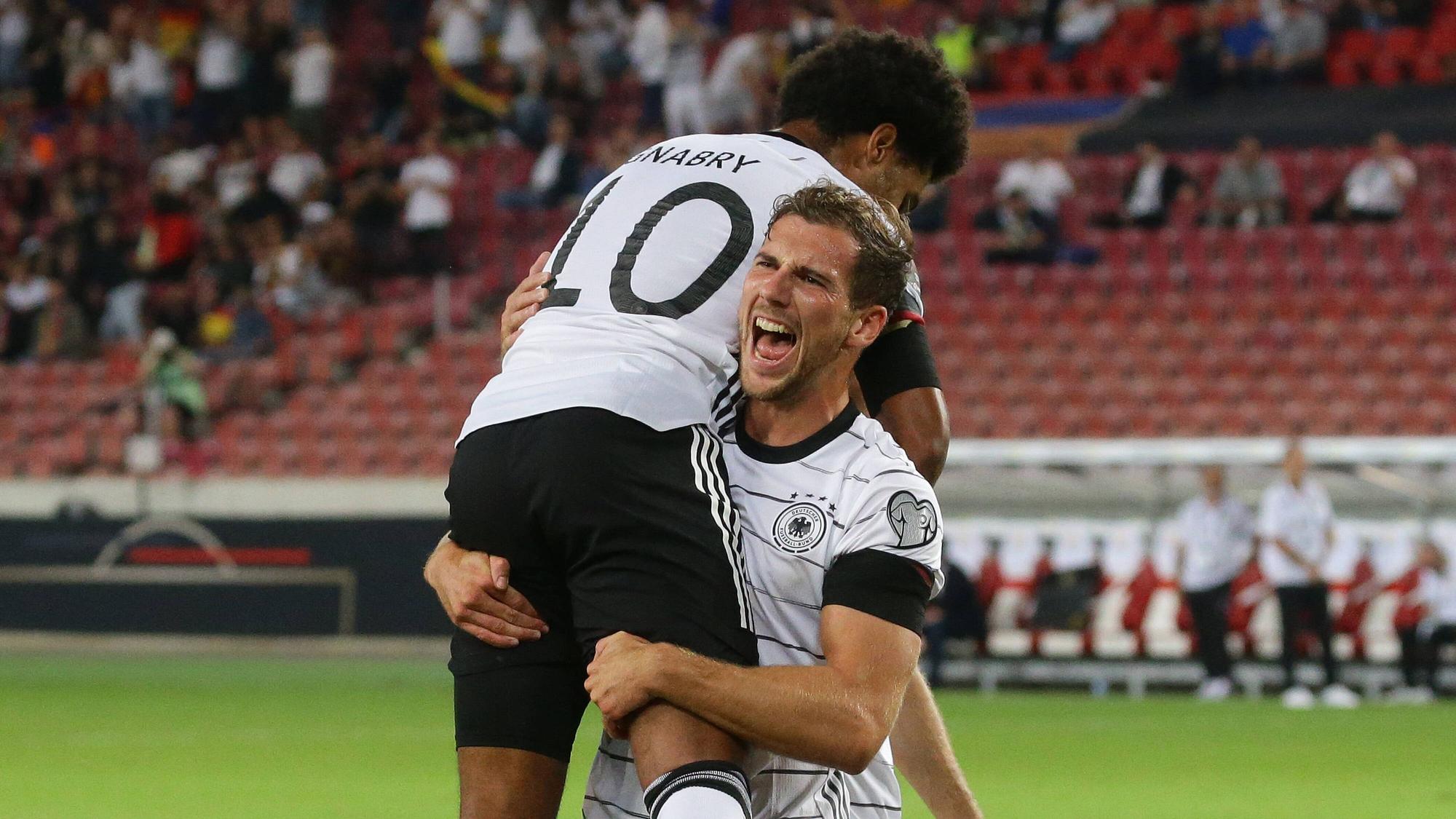 Leon Goretzka hebt Serge Gnabry nach dessen Tor in die Höhe.