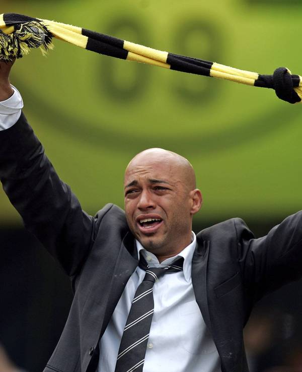Dede zeigt beim Abschied von den Dortmund-Fans einen BVB-Schal und hat Tränen in den Augen.