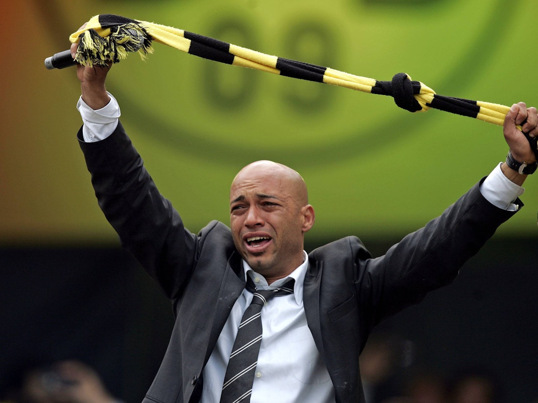 Dede zeigt beim Abschied von den Dortmund-Fans einen BVB-Schal und hat Tränen in den Augen.