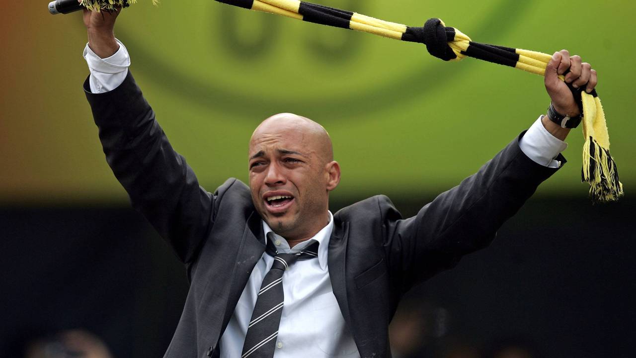 Dede zeigt beim Abschied von den Dortmund-Fans einen BVB-Schal und hat Tränen in den Augen.