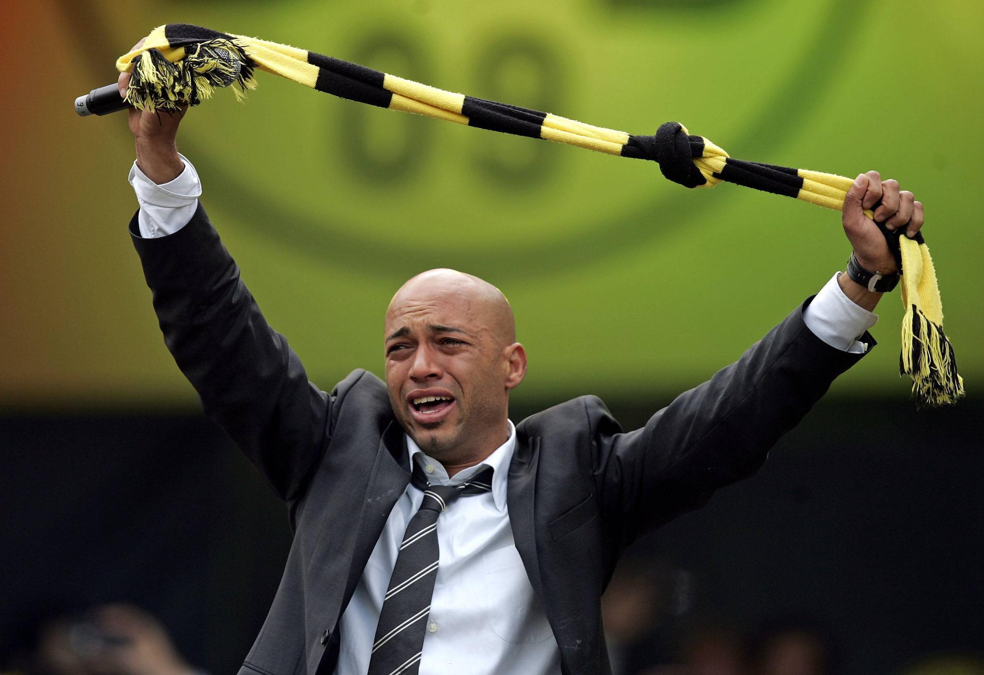 Dede zeigt beim Abschied von den Dortmund-Fans einen BVB-Schal und hat Tränen in den Augen.