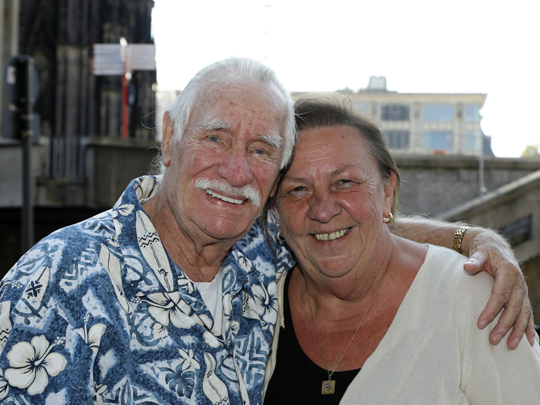 Hans Süper hält Lydia Berg im Arm.