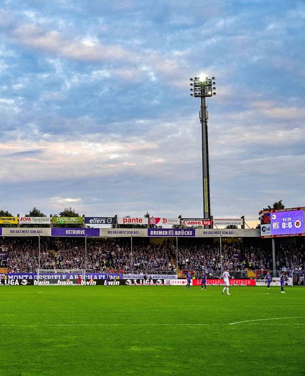 Im Stadion an der Bremer Brücke in Osnabrück fiel gegen Viktoria Köln kurzzeitig das Flutlicht aus