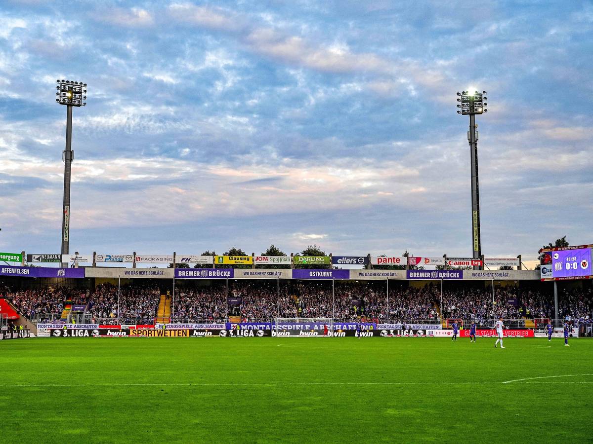 Im Stadion an der Bremer Brücke in Osnabrück fiel gegen Viktoria Köln kurzzeitig das Flutlicht aus
