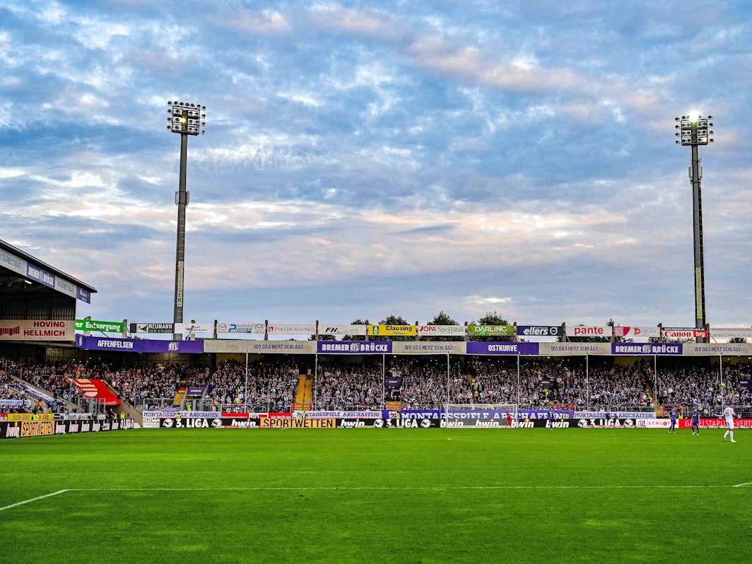 Im Stadion an der Bremer Brücke in Osnabrück fiel gegen Viktoria Köln kurzzeitig das Flutlicht aus