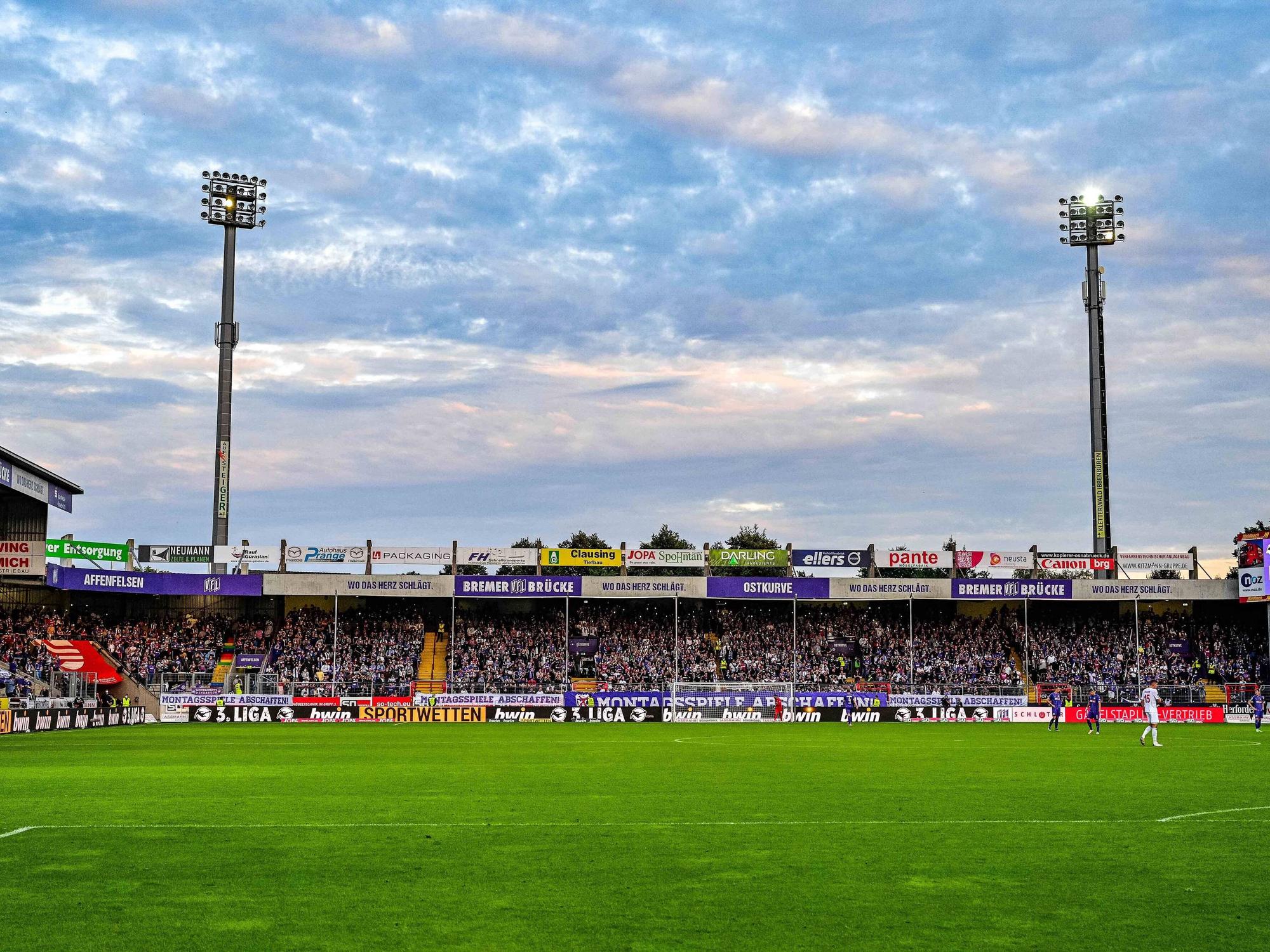 Im Stadion an der Bremer Brücke in Osnabrück fiel gegen Viktoria Köln kurzzeitig das Flutlicht aus