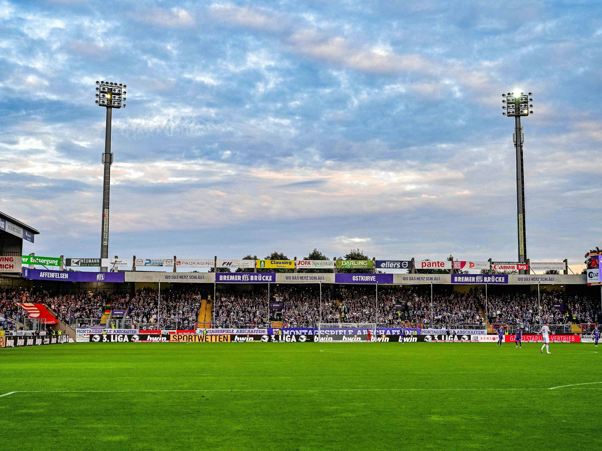 Im Stadion an der Bremer Brücke in Osnabrück fiel gegen Viktoria Köln kurzzeitig das Flutlicht aus
