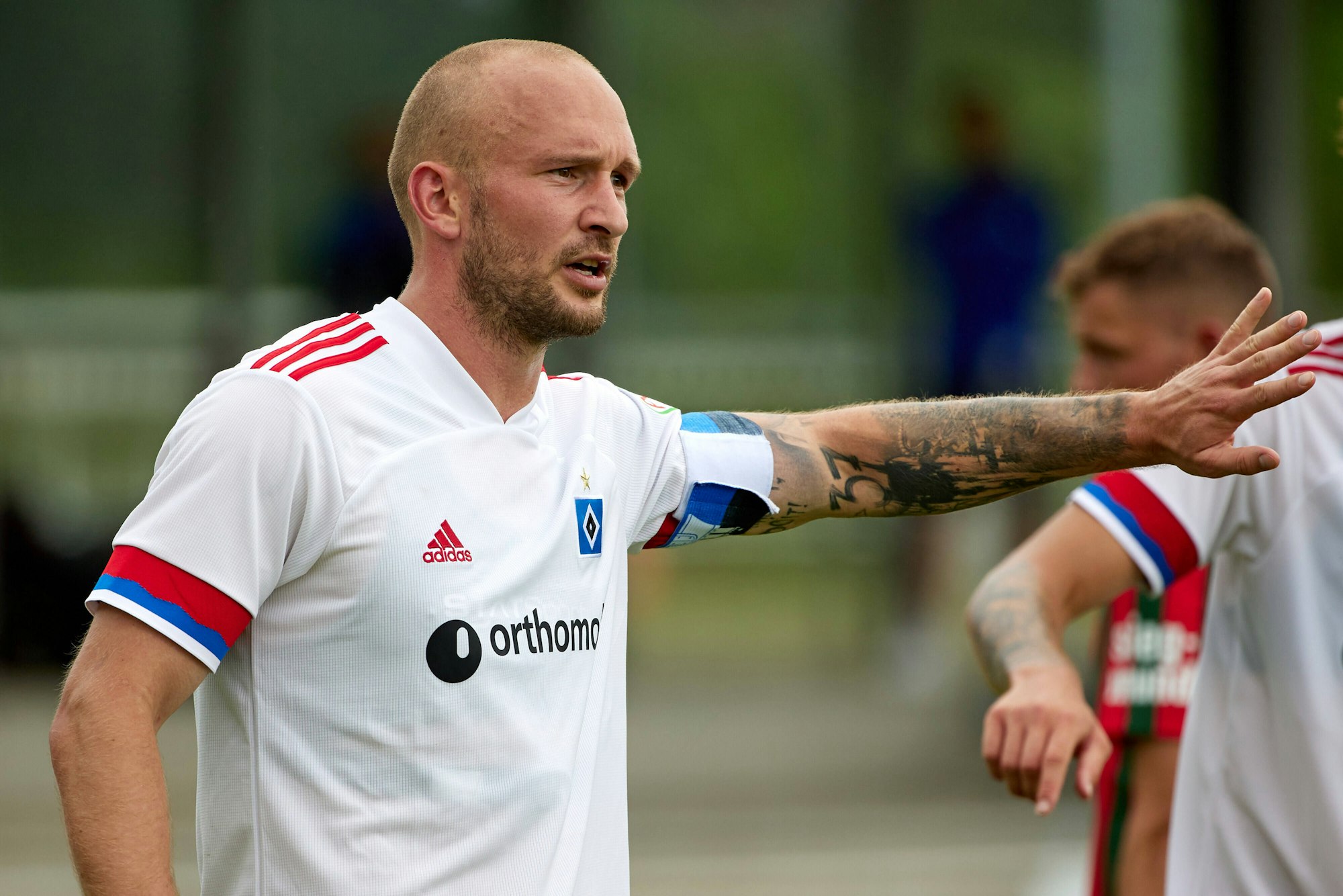 Toni Leistner streckt den Arm aus.