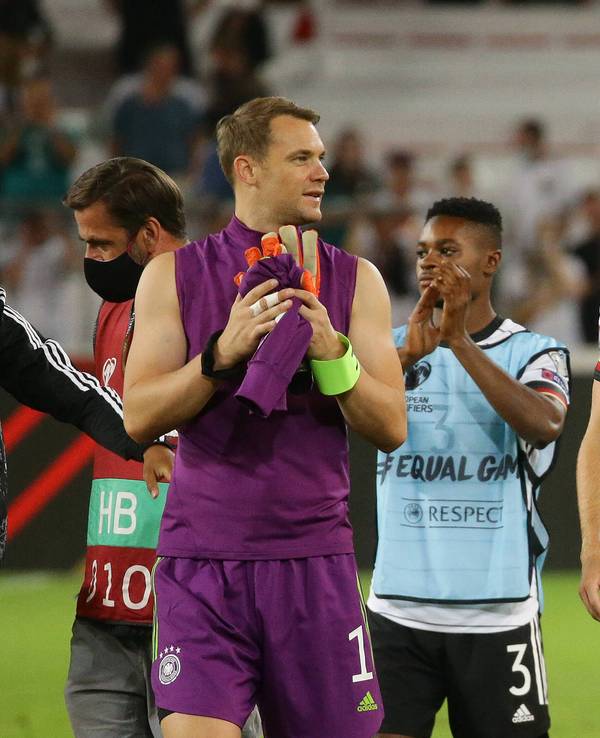 Manuel Neuer und Leon Goretzka winken nach dem Spiel den Fans zu.