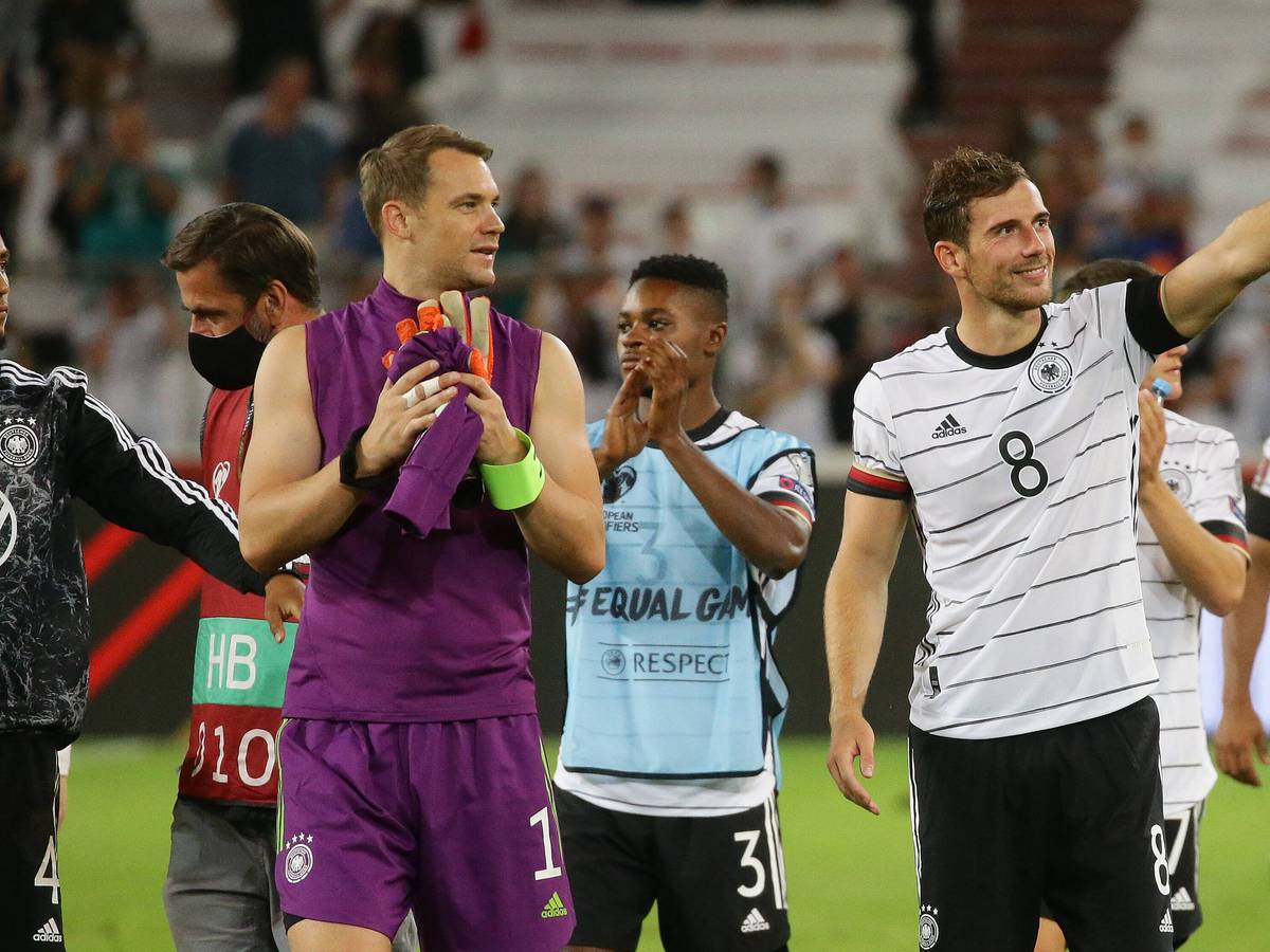 Manuel Neuer und Leon Goretzka winken nach dem Spiel den Fans zu.
