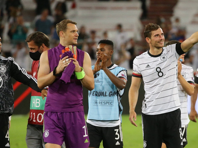 Manuel Neuer und Leon Goretzka winken nach dem Spiel den Fans zu.