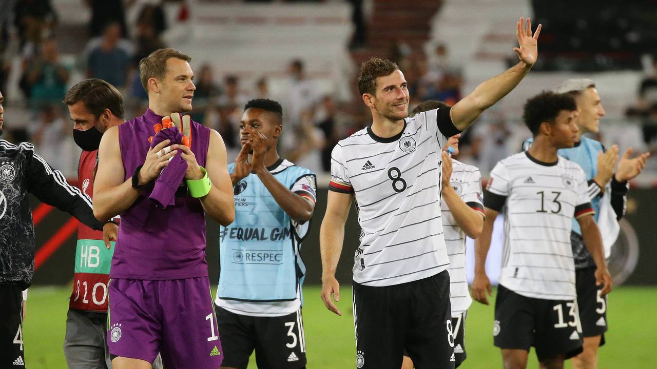 Manuel Neuer und Leon Goretzka winken nach dem Spiel den Fans zu.